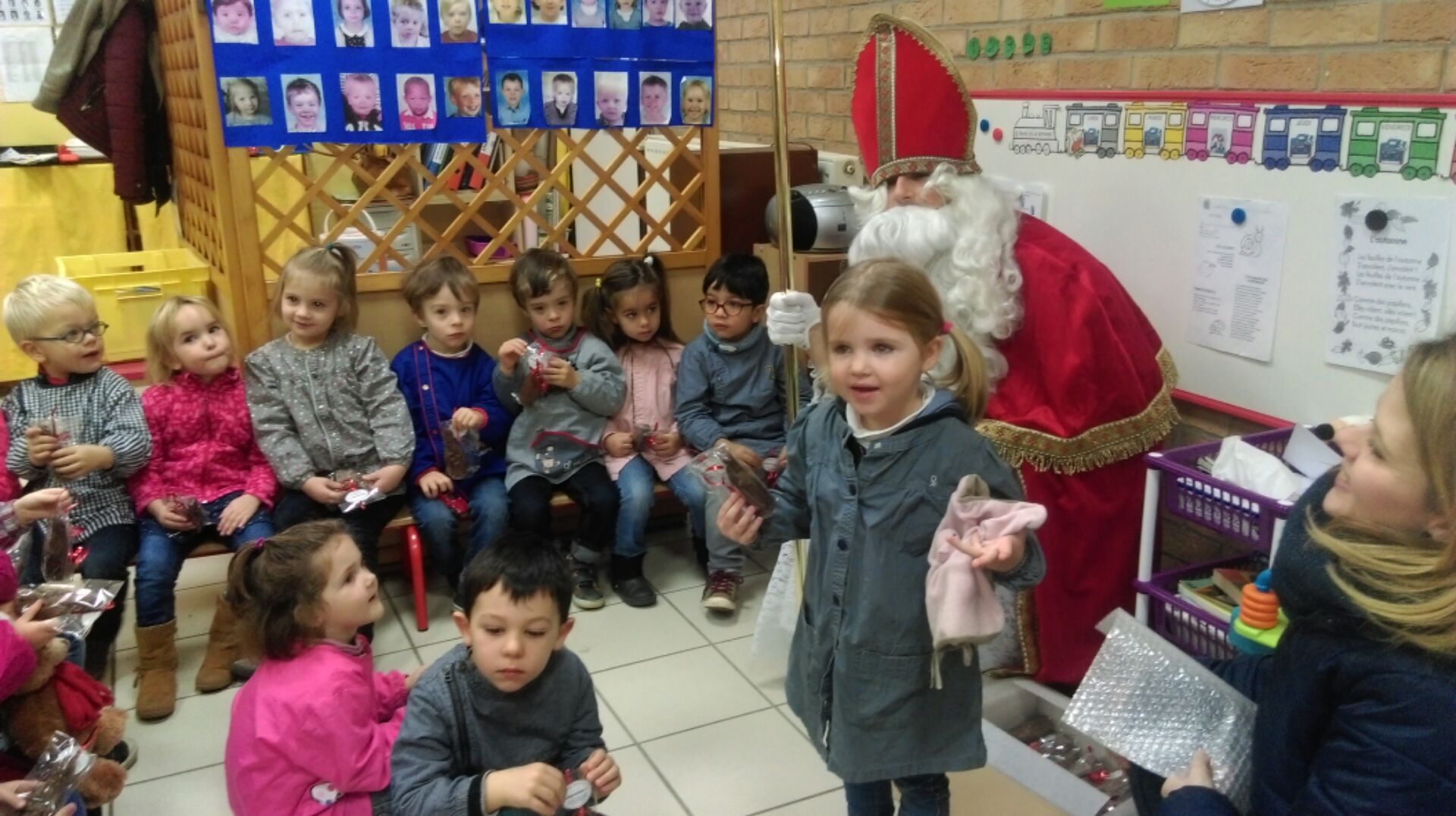 LA VISITE DE SAINTNICOLAS EN PETITE SECTION Ecole Sainte Anne Saint